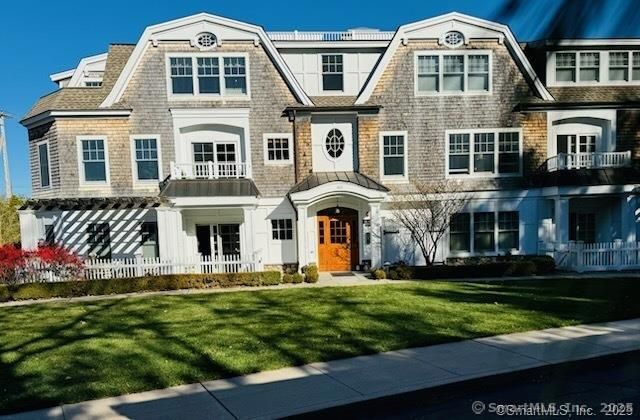 Exterior, Facade, Brick Facade, Rowhouse