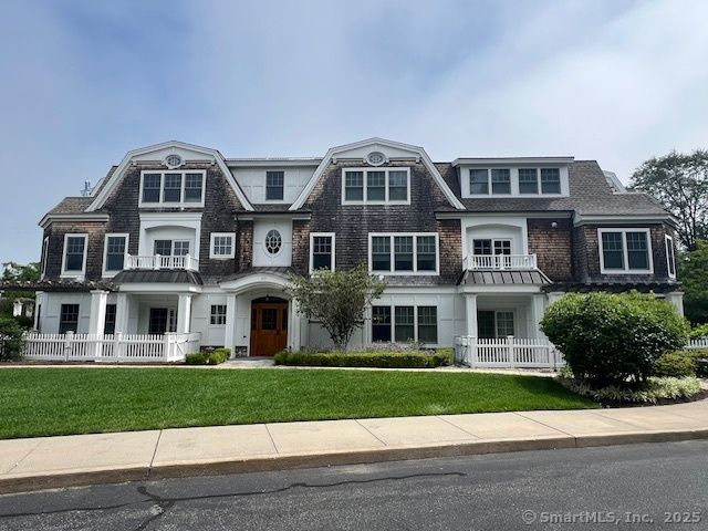Exterior, Facade, Rowhouse