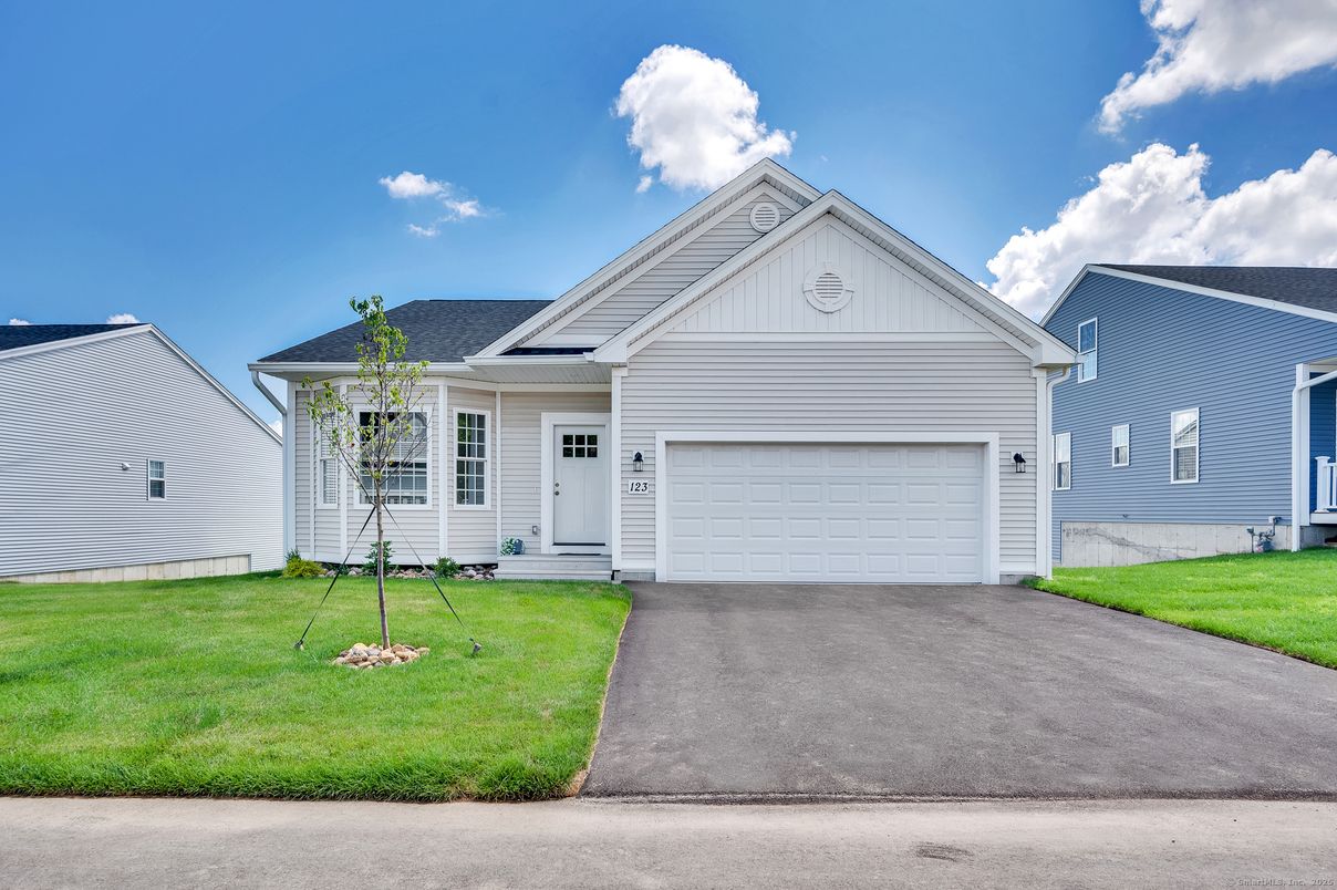 Attached, Exterior, Facade, Ranch
