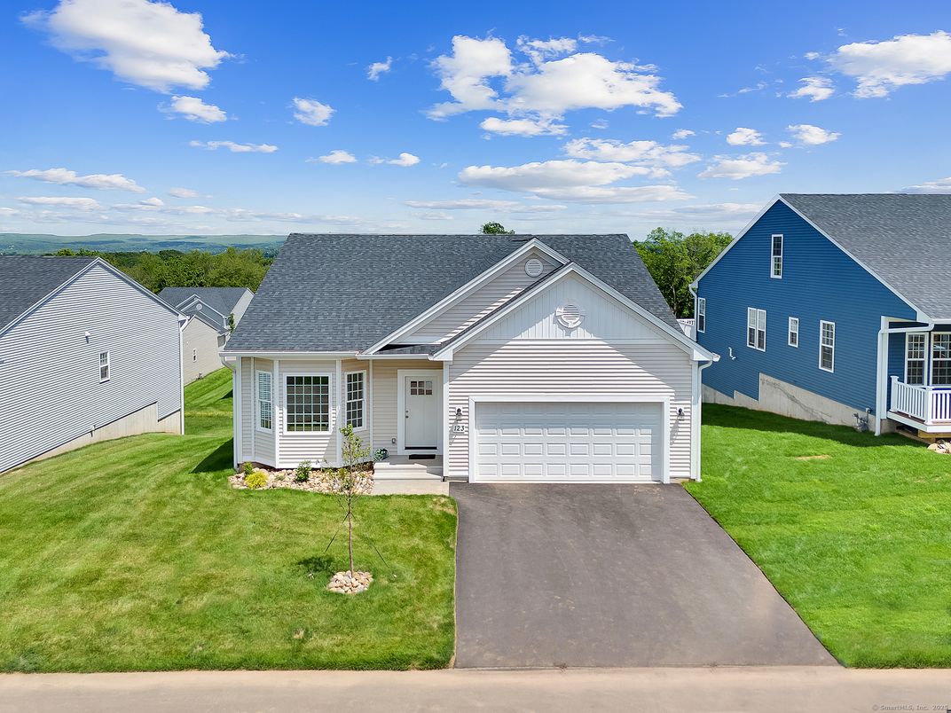 Attached, Exterior, Facade, Ranch