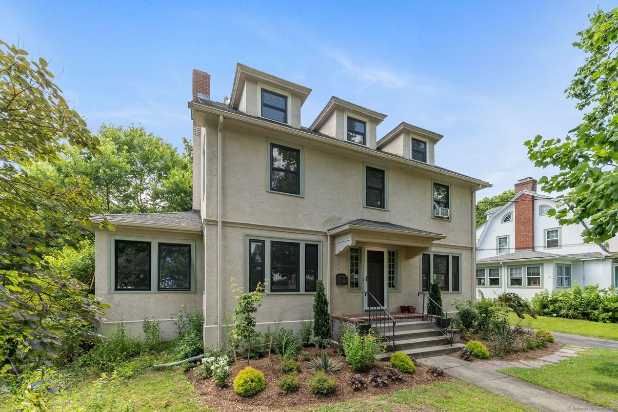 Exterior, Facade, American Foursquare