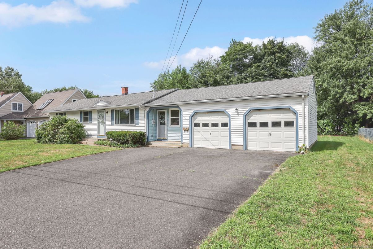Attached, Exterior, Facade, Cape Cod