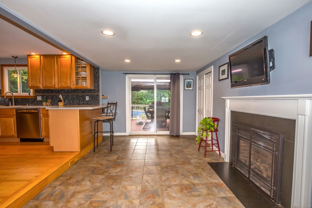 Fireplace, Interior, Kitchen, Recessed Lighting