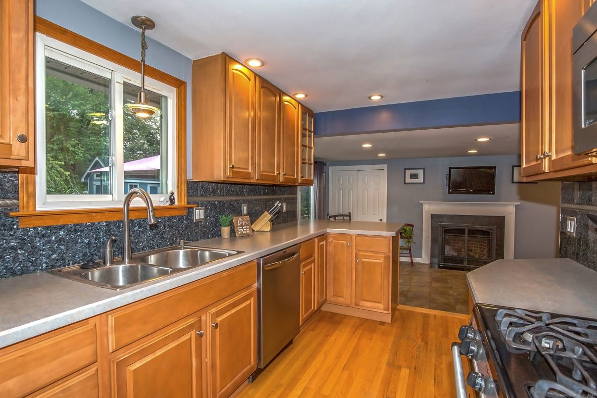 Fireplace, Interior, Kitchen, Pendant Lights, Recessed Lighting, Wood Texture Flooring