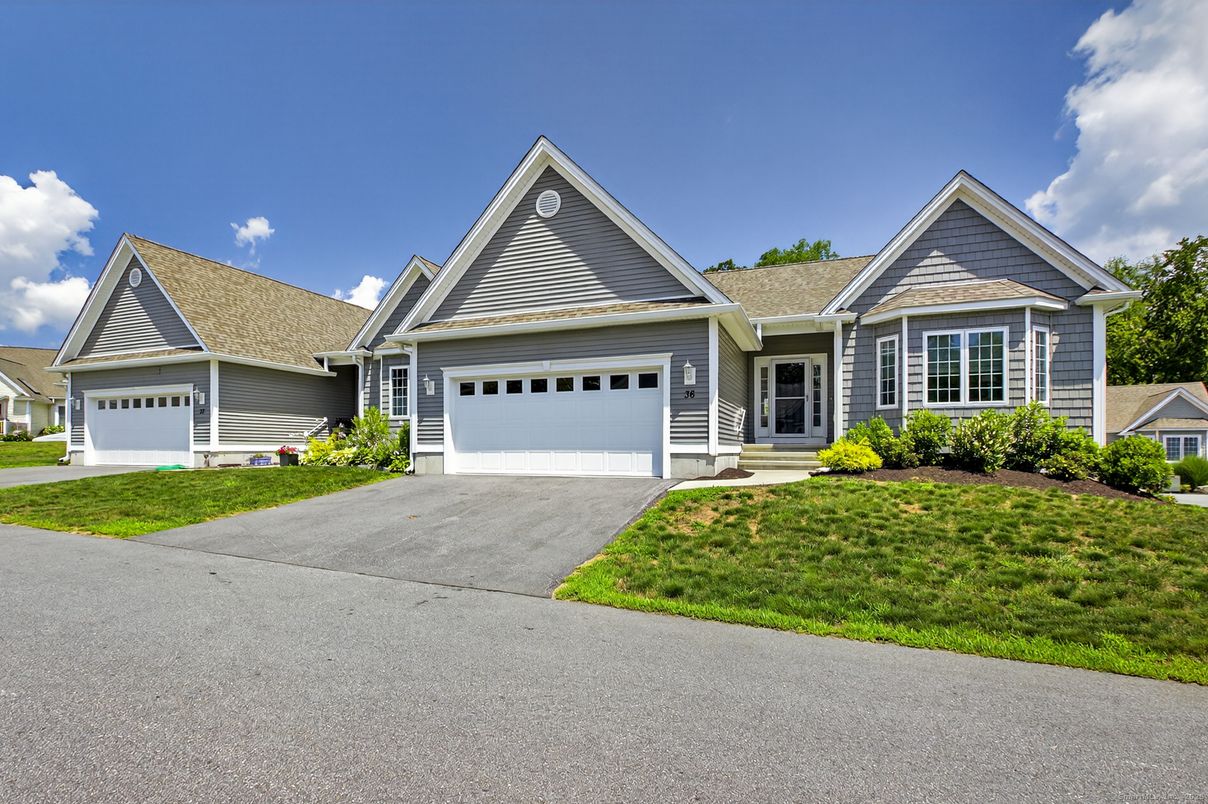 Attached, Exterior, Facade, Ranch