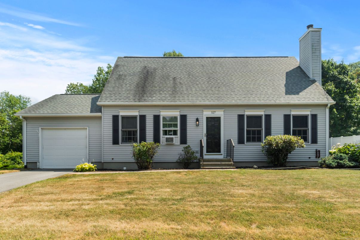 Attached, Exterior, Facade, Cape Cod