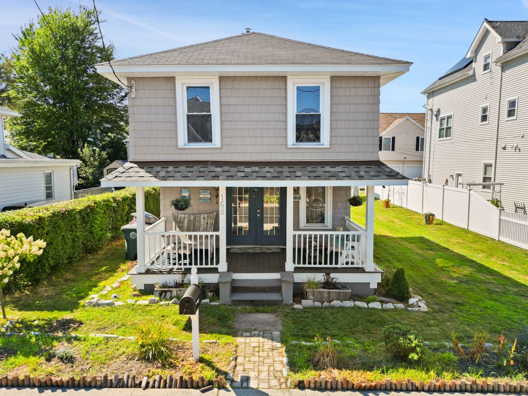Backyard, Exterior, Facade, American Foursquare