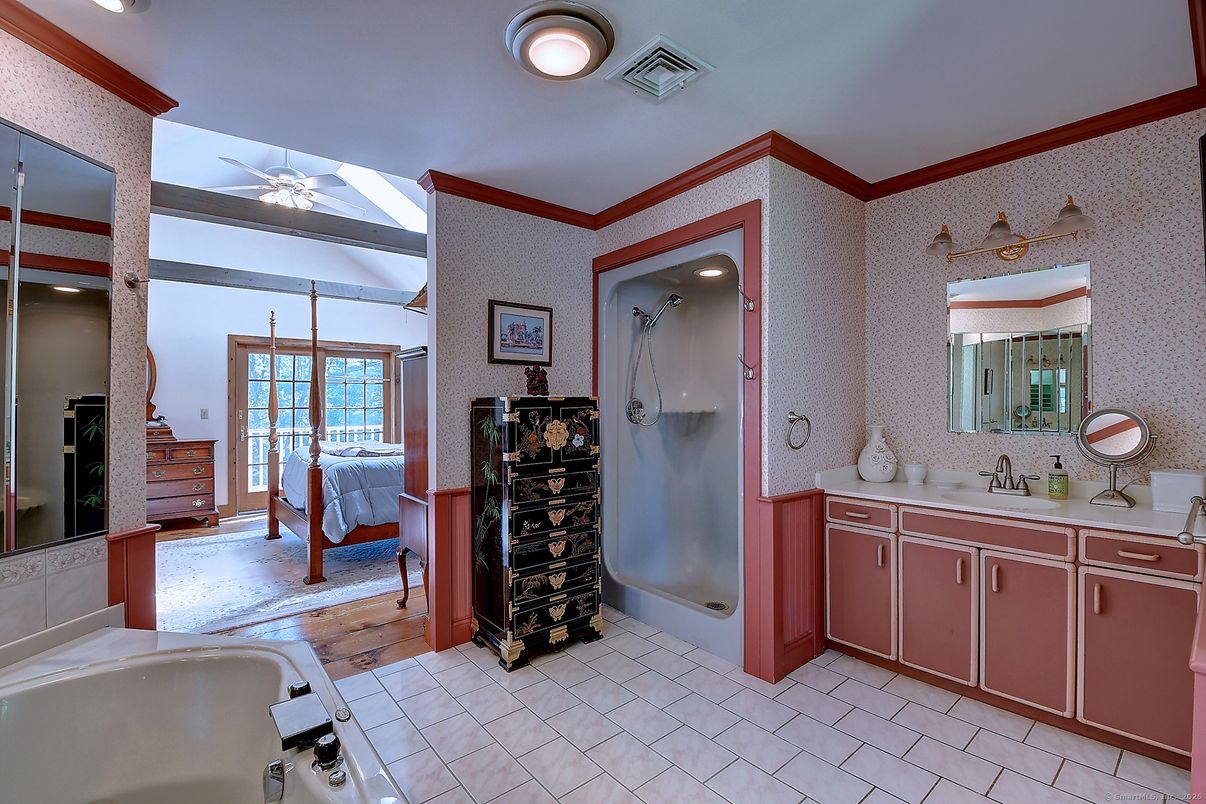 Bathroom, Dual Sink Vanities, Interior, Recessed Lighting