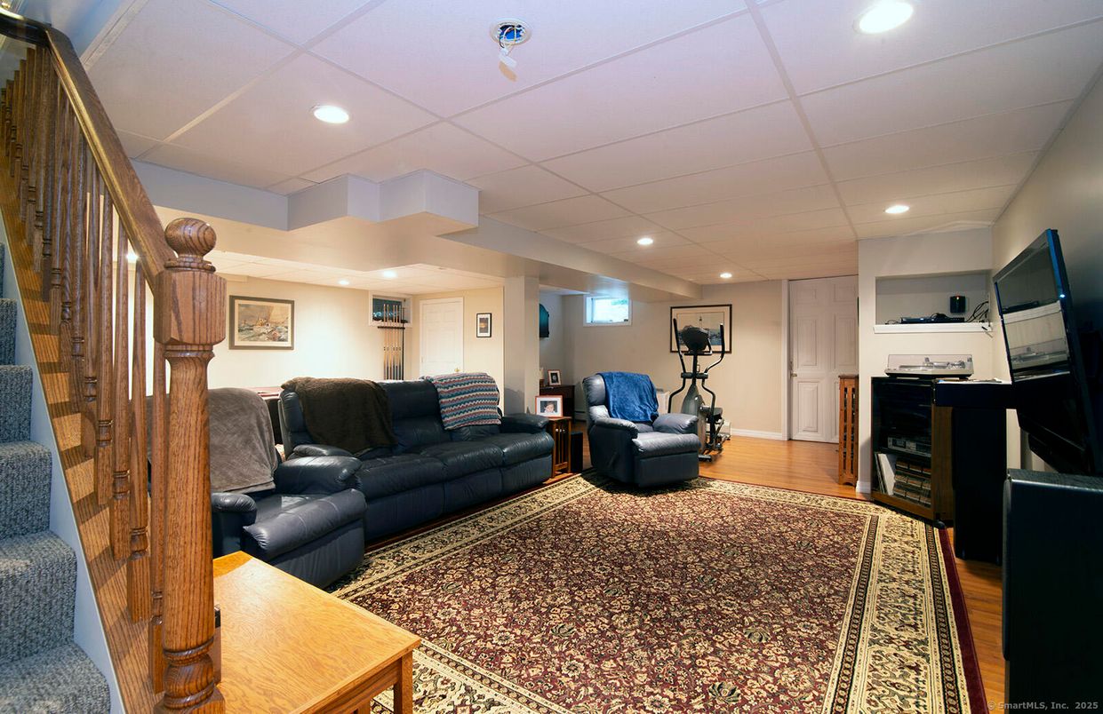 Fitness Equipment, Interior, Living room, Recessed Lighting, Wood Texture Flooring