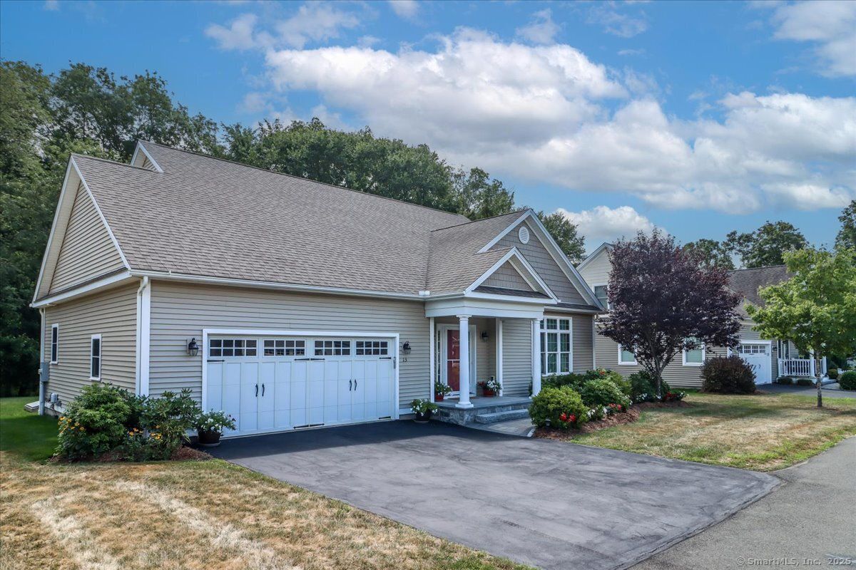 Attached, Exterior, Facade, Cape Cod