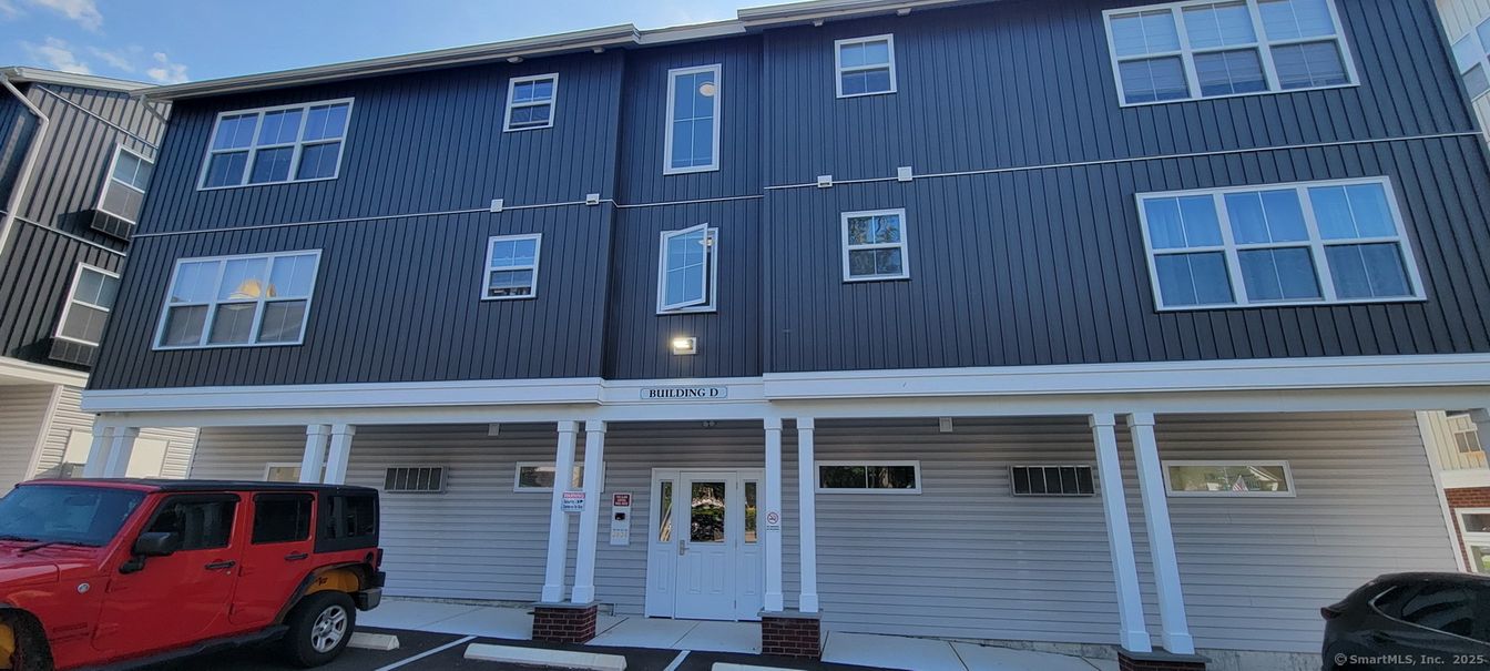Attached, Exterior, Facade, Rowhouse