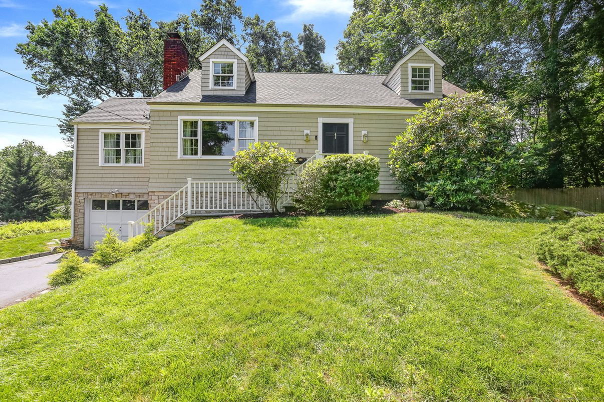 Attached, Exterior, Facade, Cape Cod