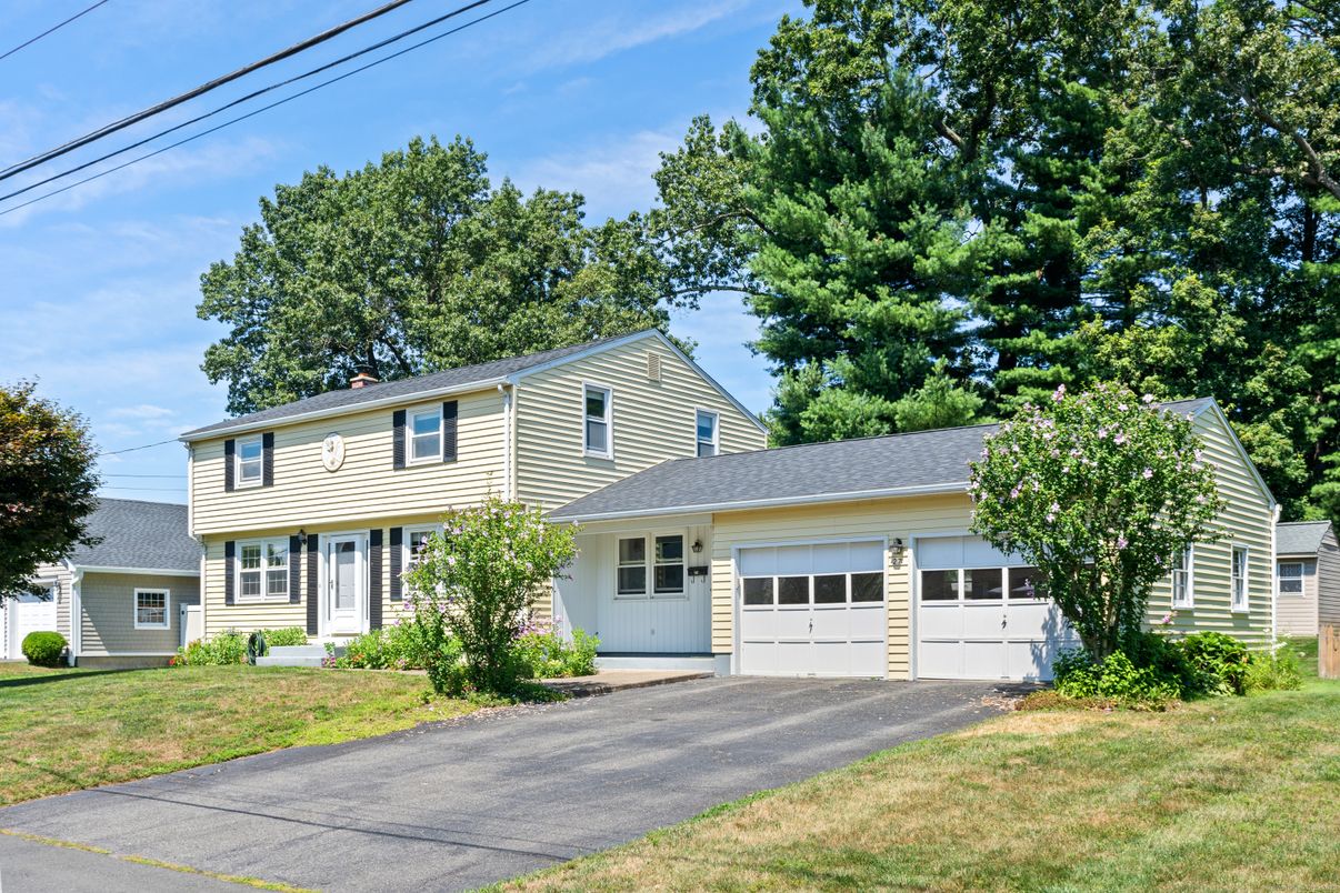 Attached, Exterior, Facade, Cape Cod