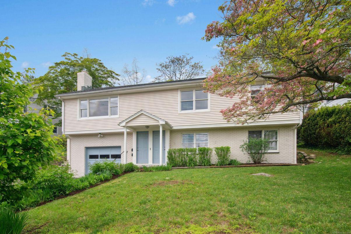 Attached, Exterior, Facade, Brick Facade, Raised Ranch