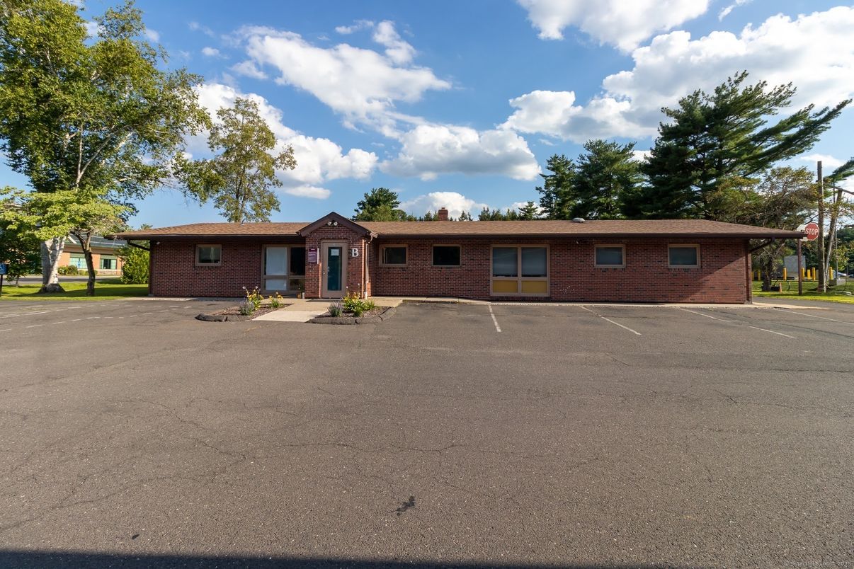 Exterior, Facade, Brick Facade, Ranch