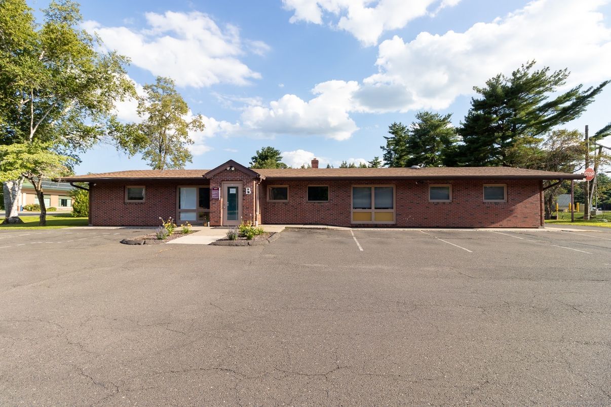Exterior, Facade, Brick Facade, Ranch
