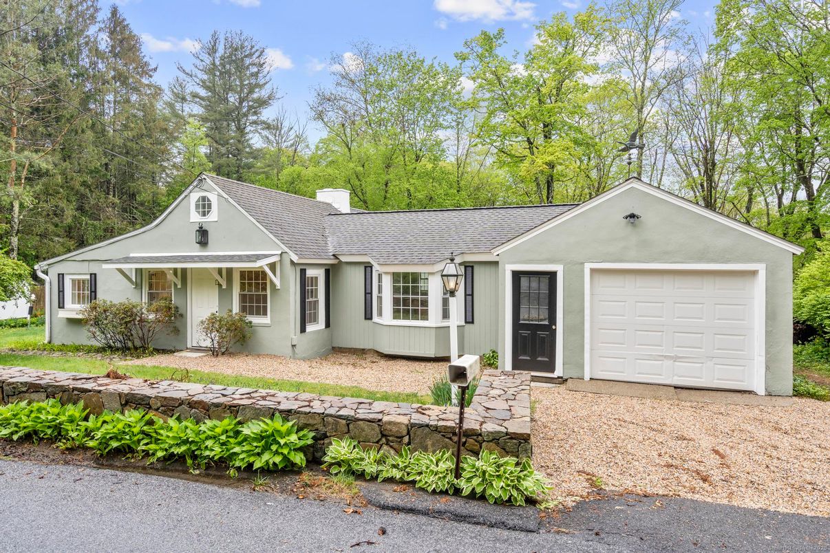 Attached, Exterior, Facade, Ranch