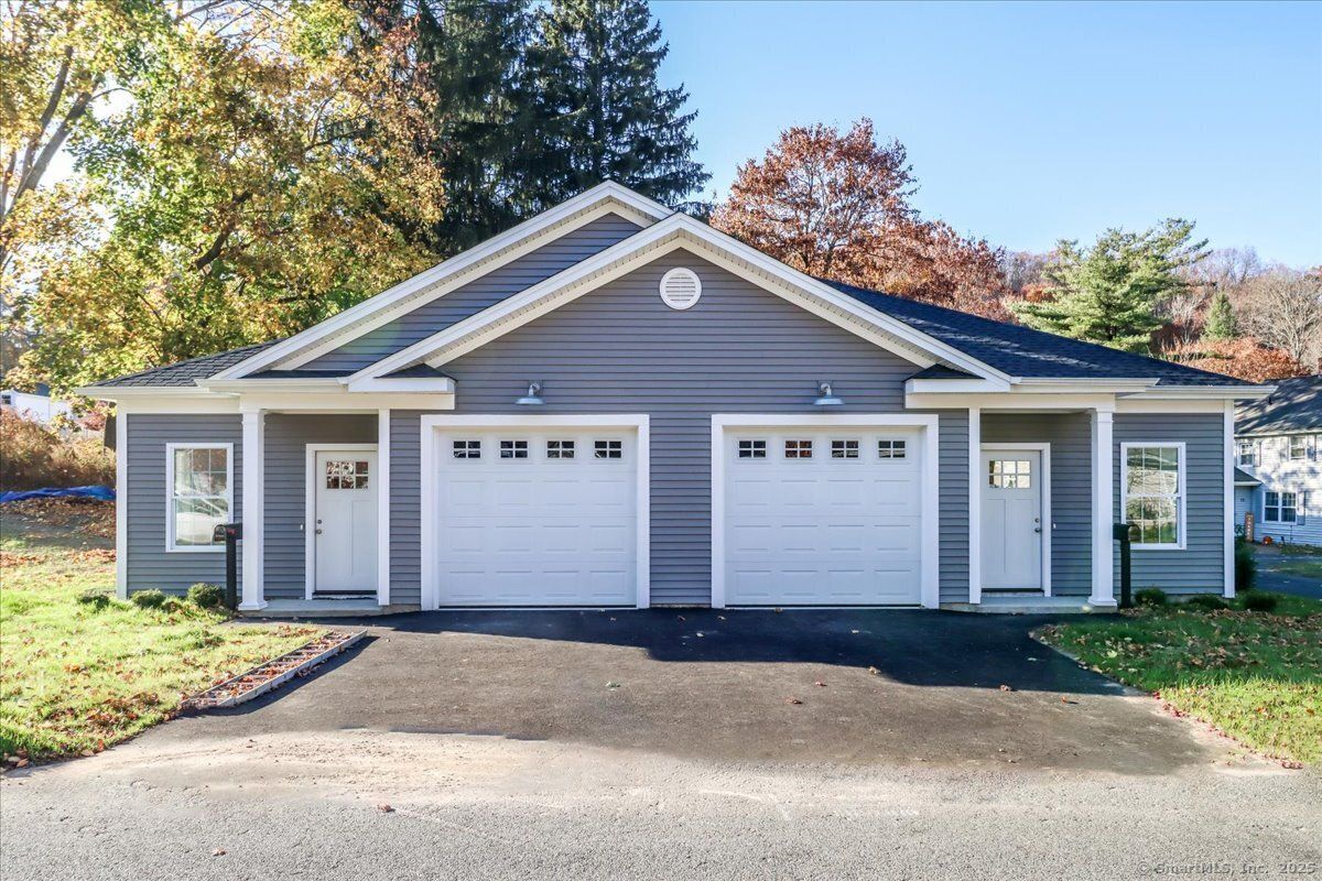 Attached, Exterior, Facade, Ranch
