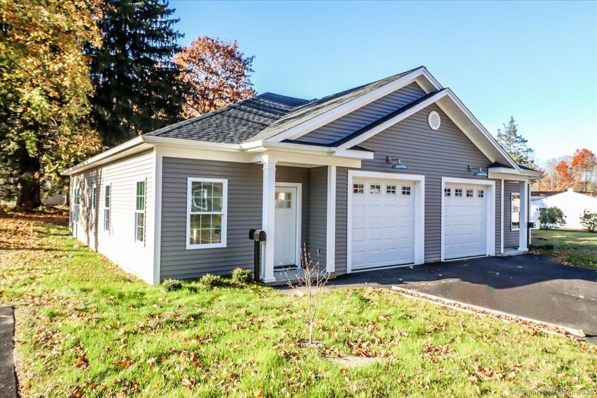 Attached, Exterior, Facade, Ranch