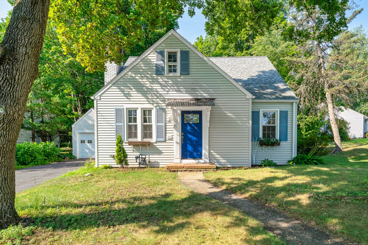 Attached, Exterior, Facade, Cape Cod