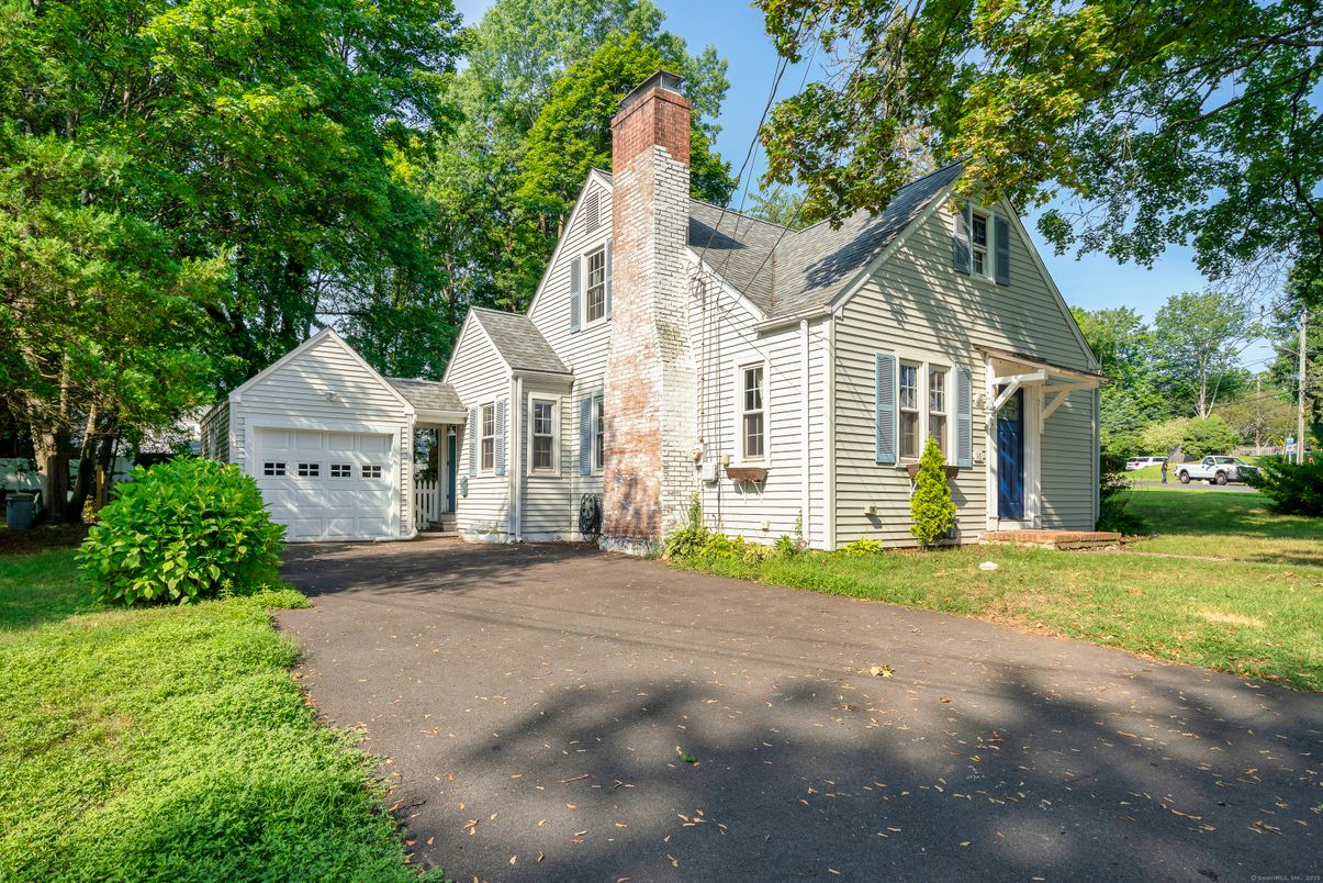 Attached, Exterior, Facade, Cape Cod