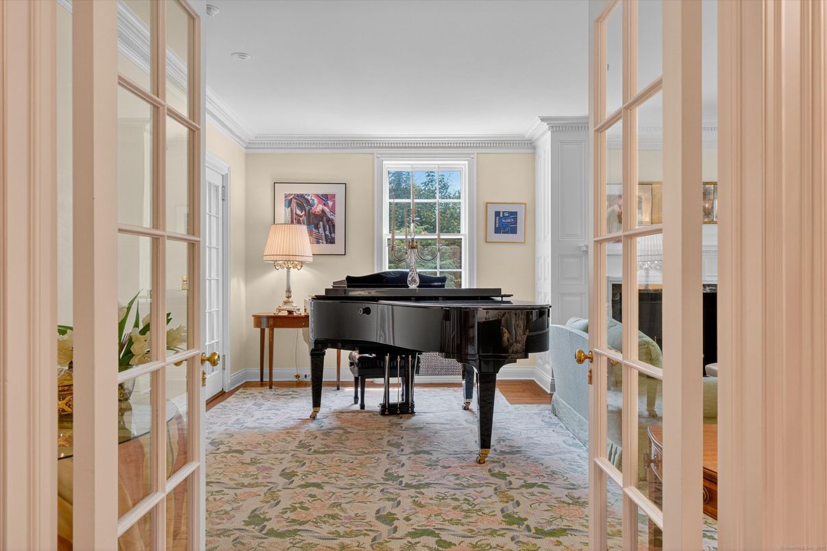 Interior, Piano