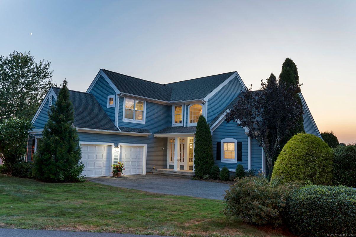 Attached, Exterior, Facade, Farmhouse