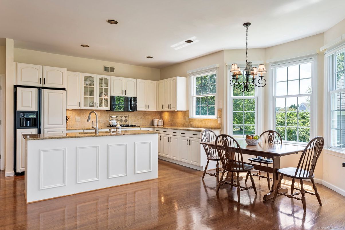Chandelier, Dining room, Interior, Kitchen, Recessed Lighting, Wood Texture Flooring