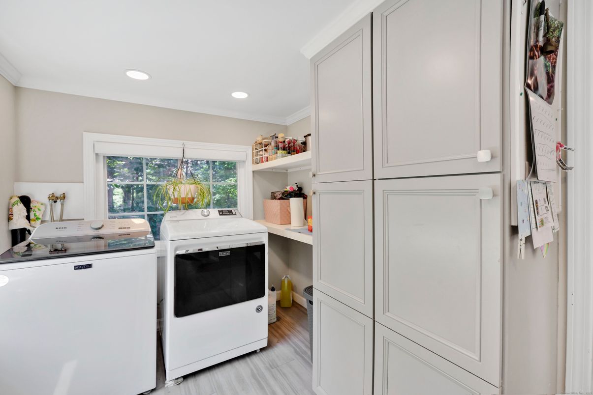 Interior, Recessed Lighting, Washer, Wood Texture Flooring