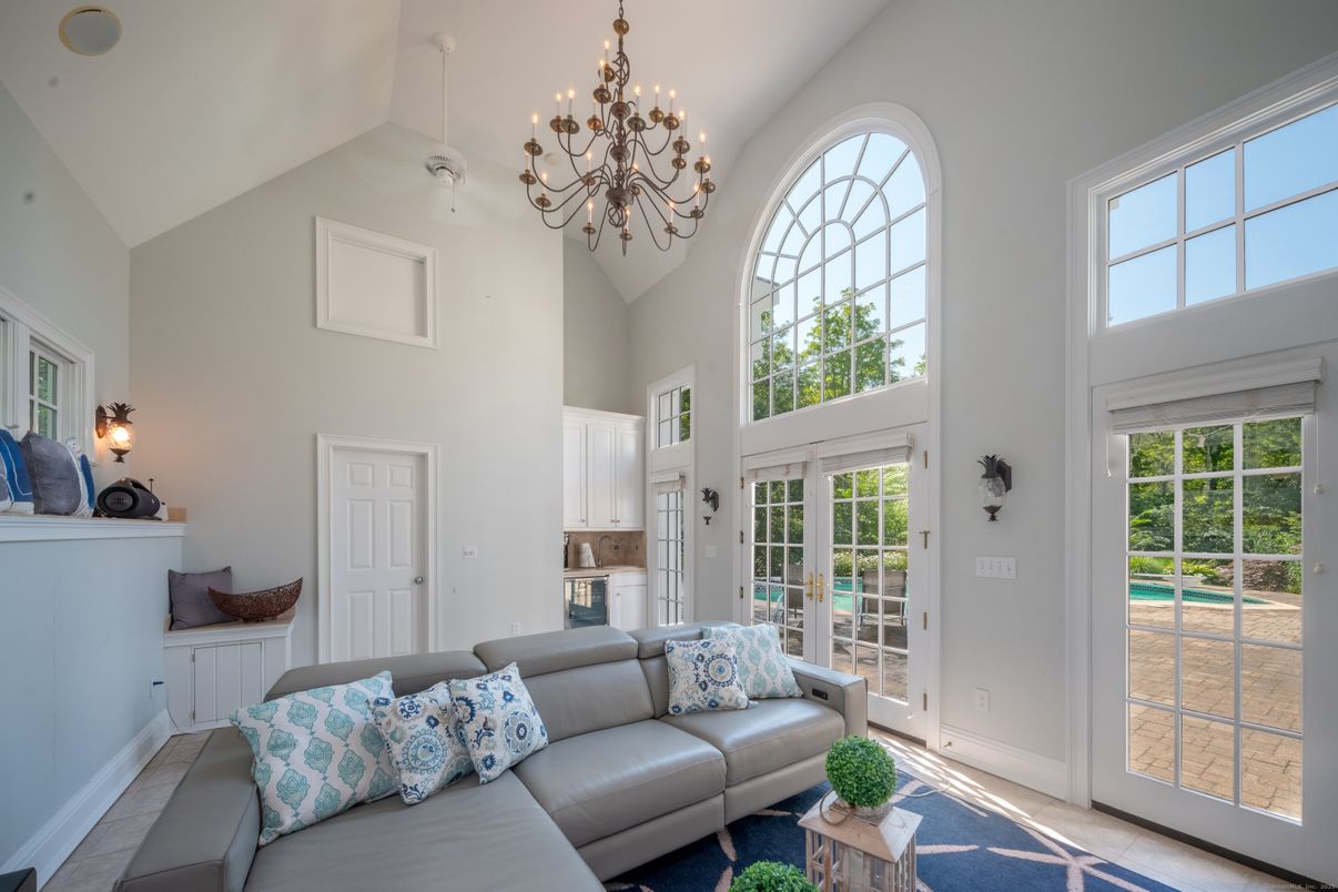 Chandelier, Interior, Living room
