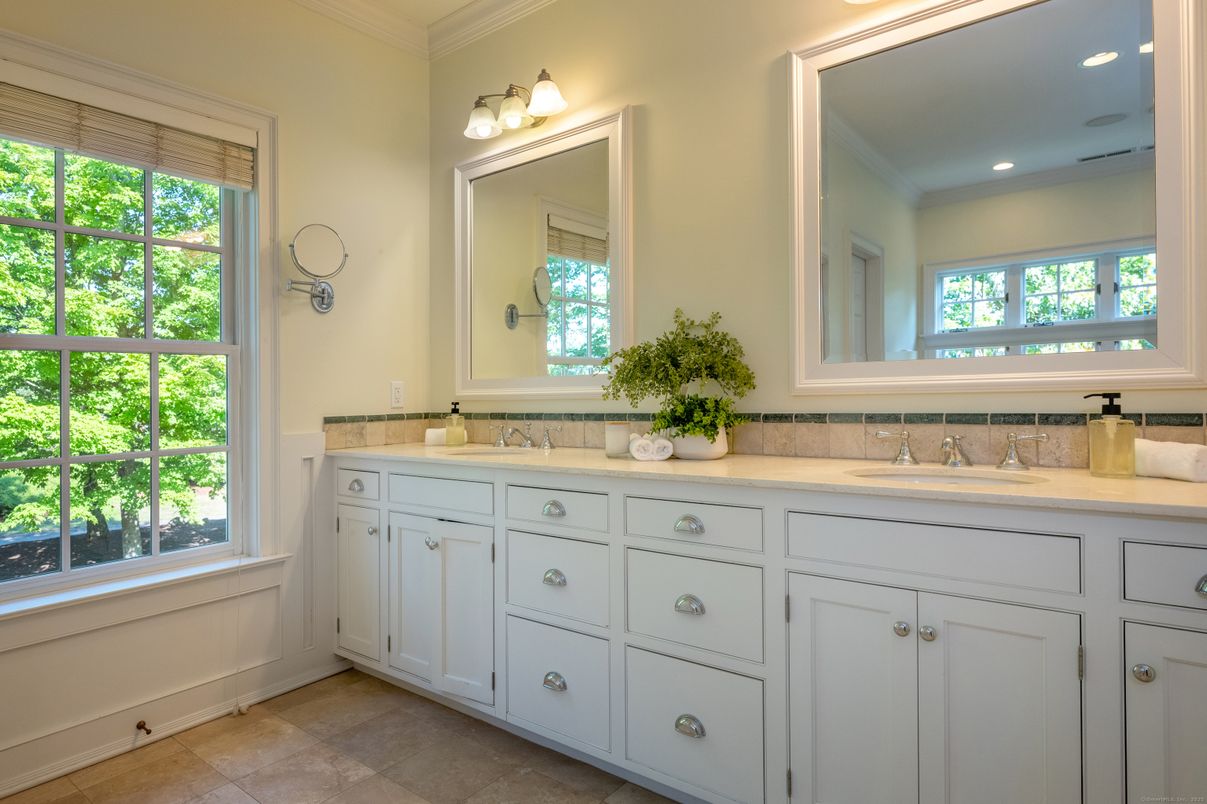 Bathroom, Dual Sink Vanities, Interior, Recessed Lighting