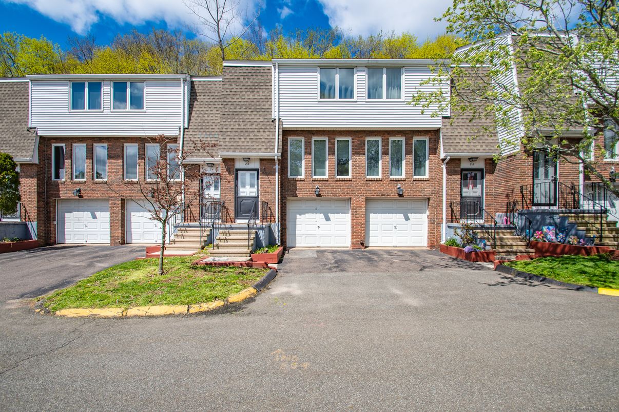 Attached, Exterior, Facade, Brick Facade, Raised Ranch
