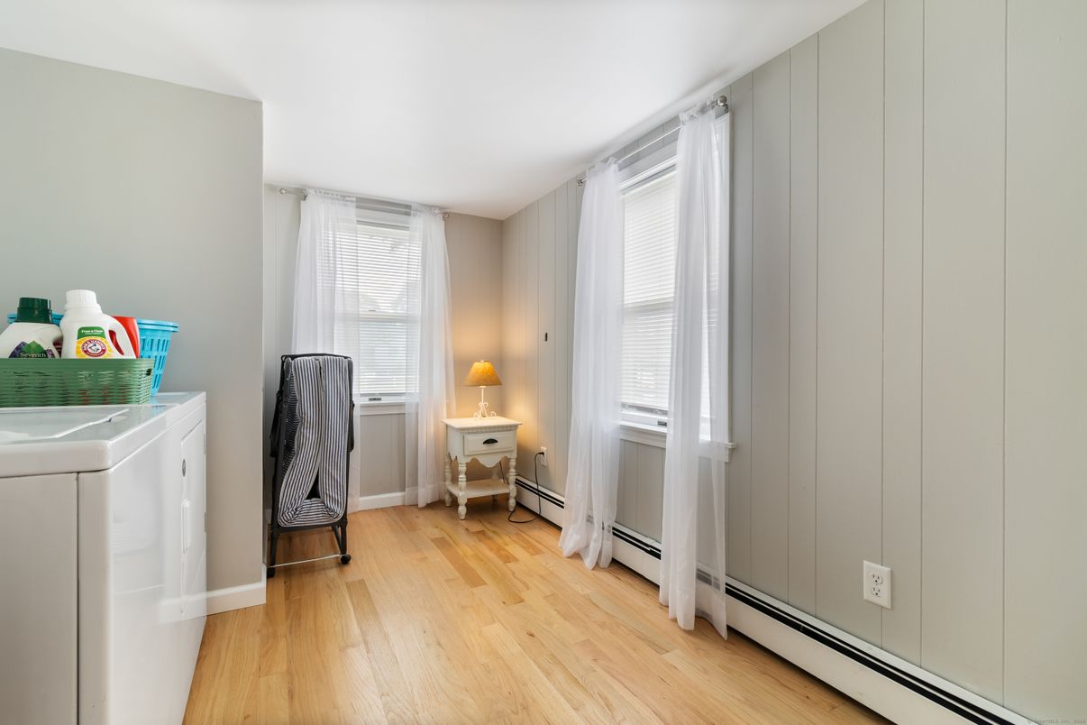 Interior, Washer, Wood Texture Flooring
