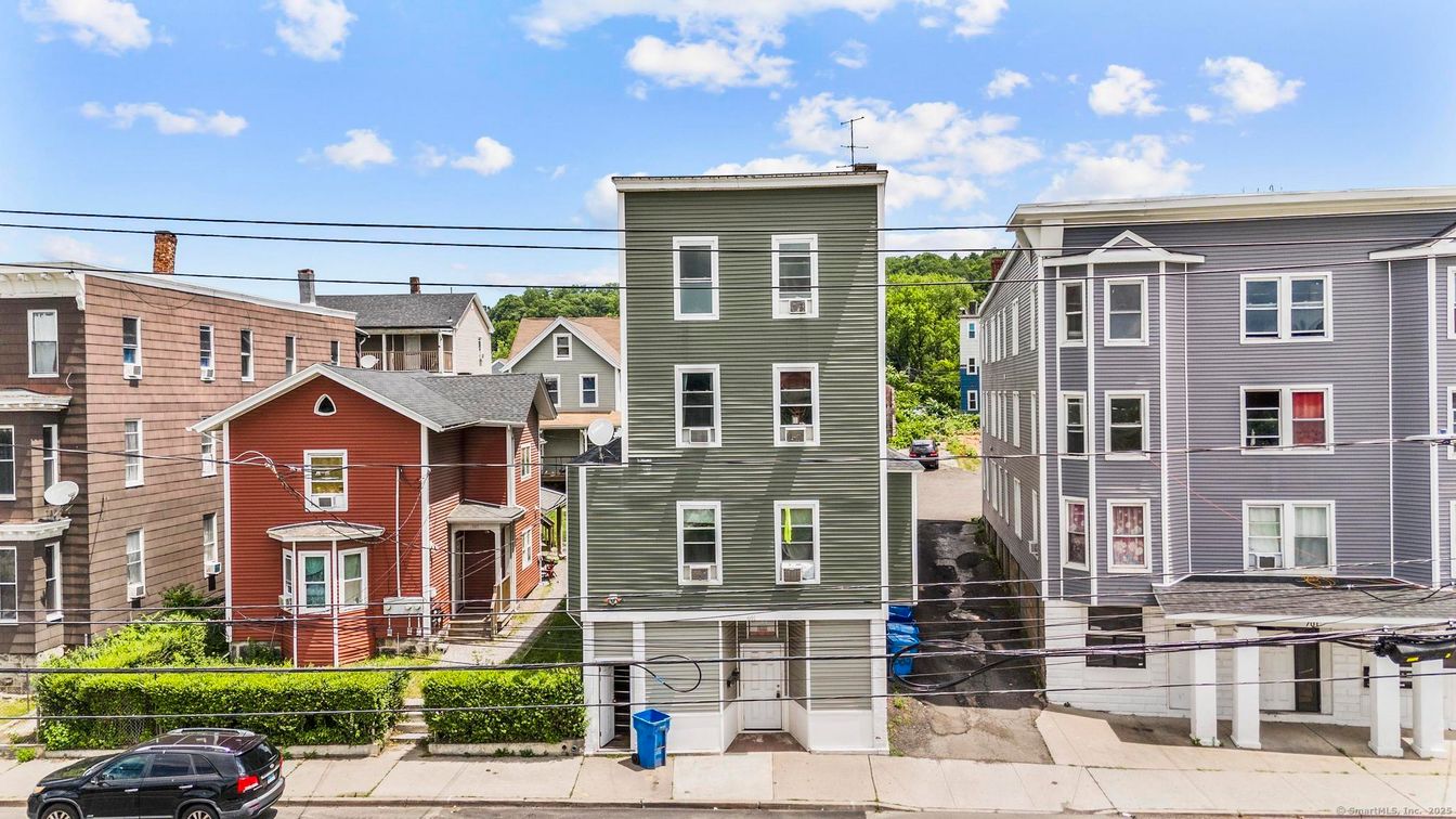 Exterior, Facade, Rowhouse