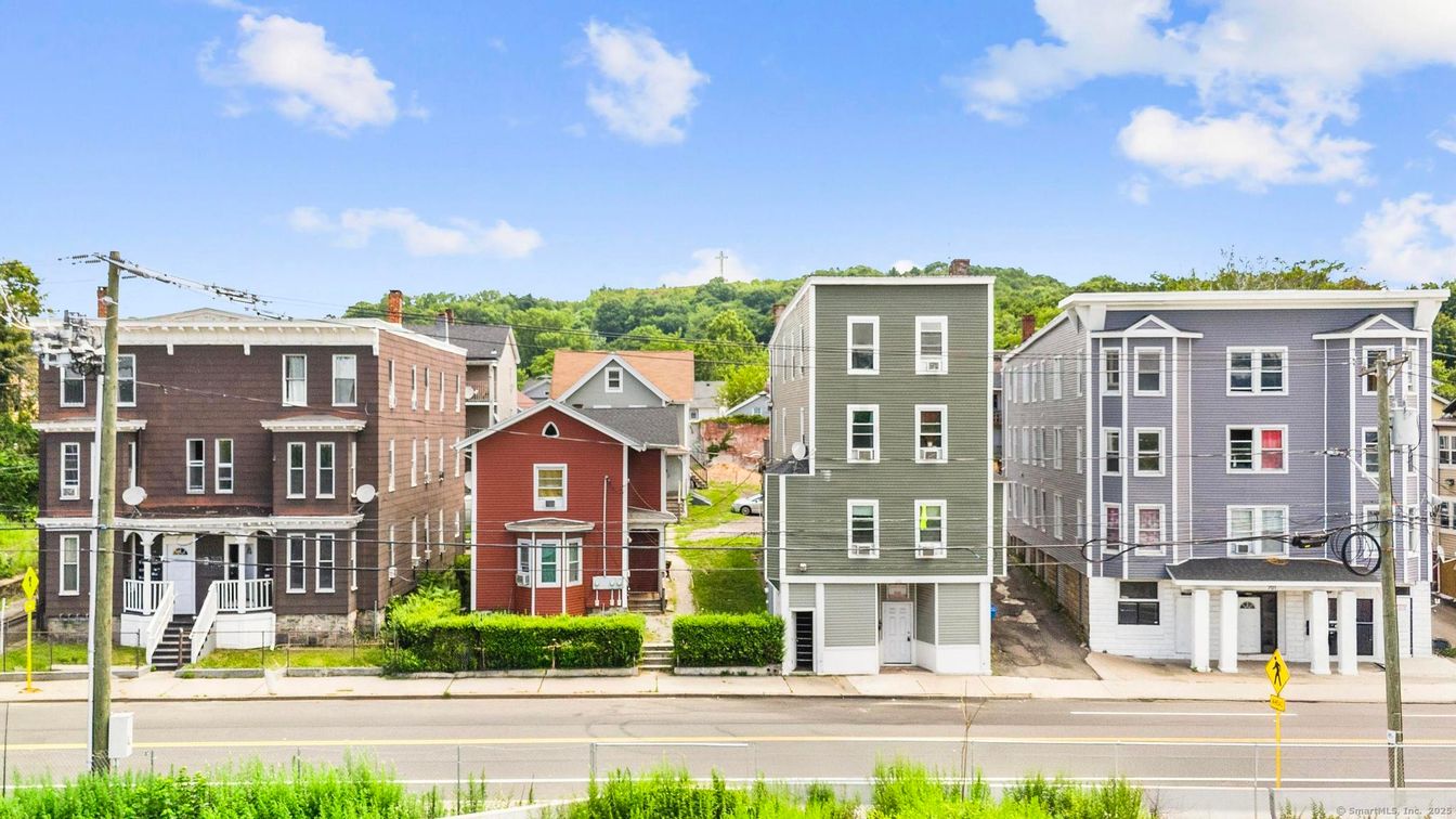 Exterior, Facade, Rowhouse