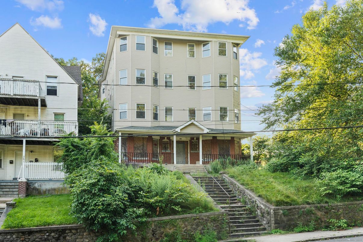 Exterior, Facade, Brick Facade, Queen Anne Victorian