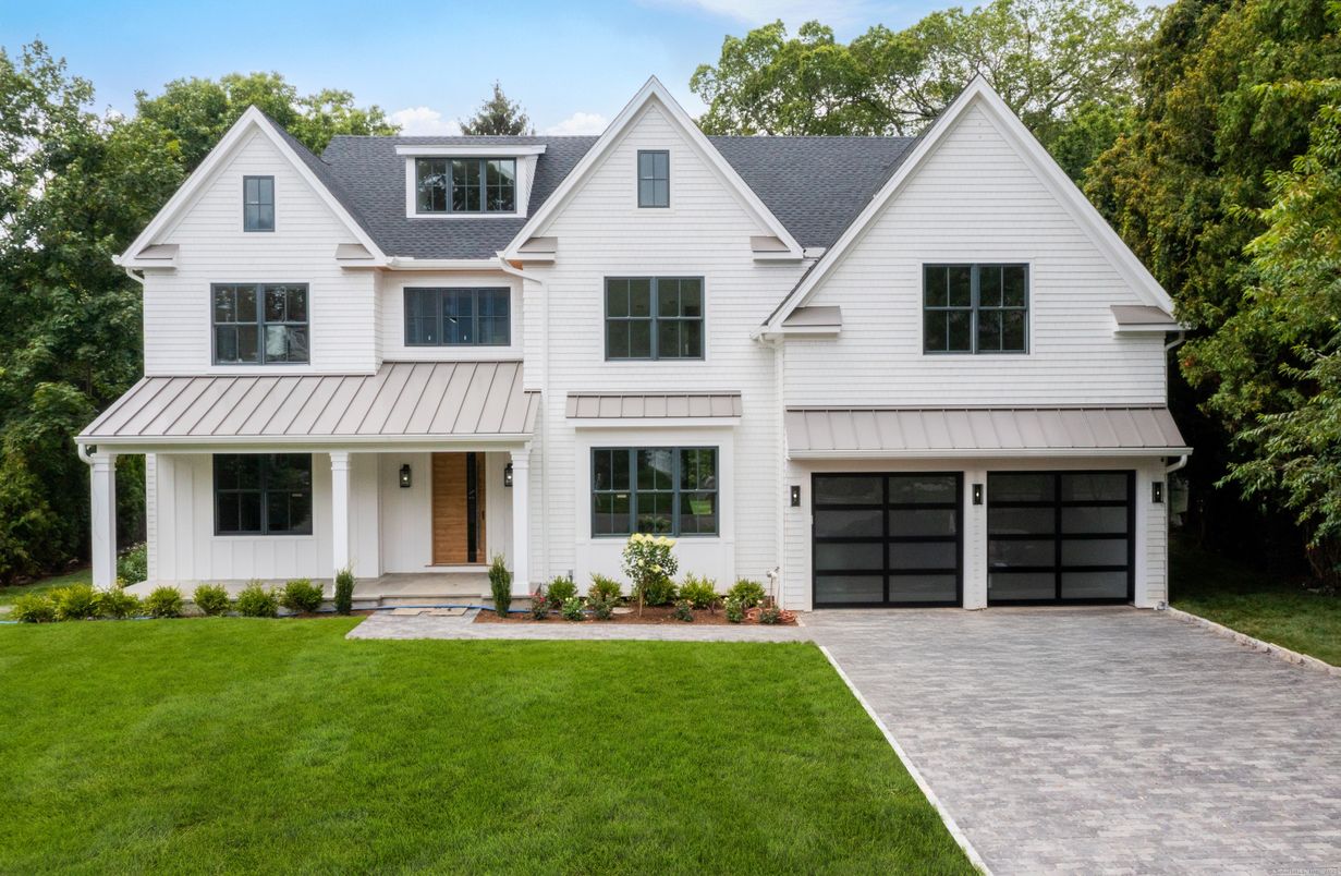 Attached, Exterior, Facade, Farmhouse
