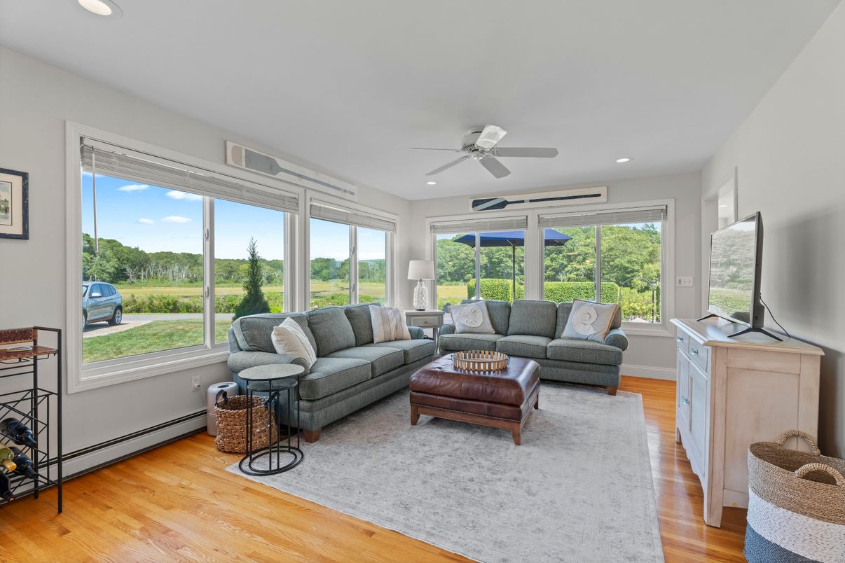 Interior, Living room, Recessed Lighting, Sun Room, Wood Texture Flooring