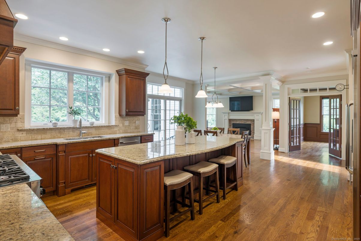Fireplace, Interior, Kitchen, Pendant Lights, Recessed Lighting, Wood Texture Flooring