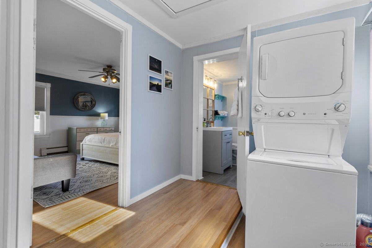 Bedroom, Interior, Utility Closets, Washer, Wood Texture Flooring