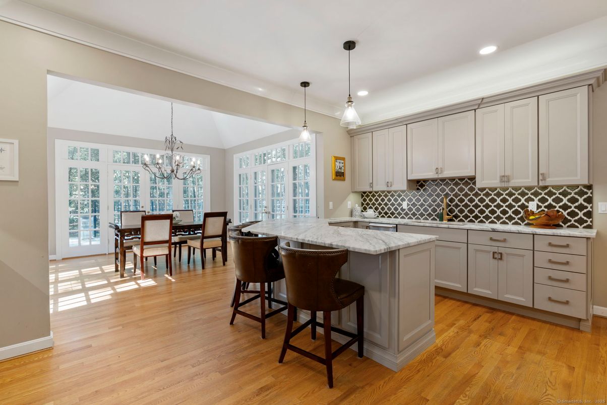 Chandelier, Dining room, Interior, Kitchen, Pendant Lights, Recessed Lighting, Wood Texture Flooring
