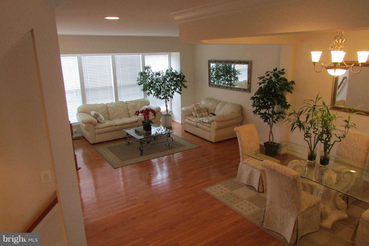 Chandelier, Dining room, Interior, Living room, Recessed Lighting, Wood Texture Flooring