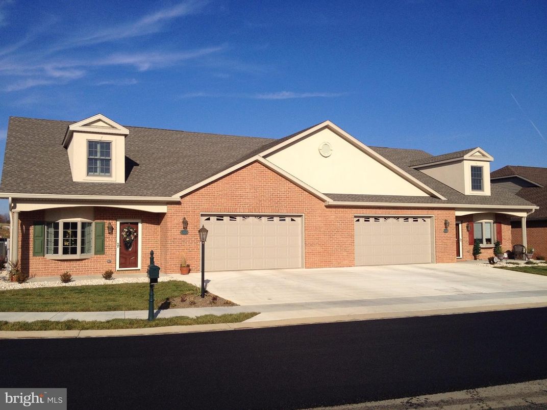 Attached, Exterior, Facade, Brick Facade, Ranch