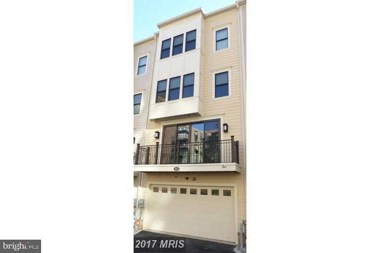 Attached, Exterior, Facade, Rowhouse