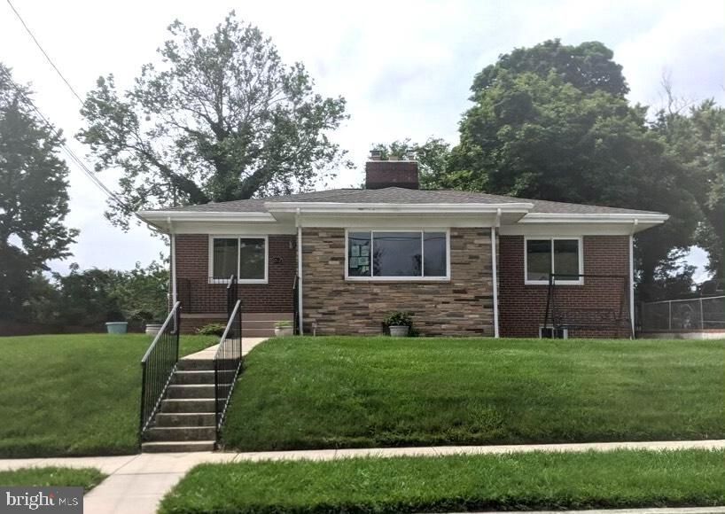 Exterior, Facade, Brick Facade, Split Level