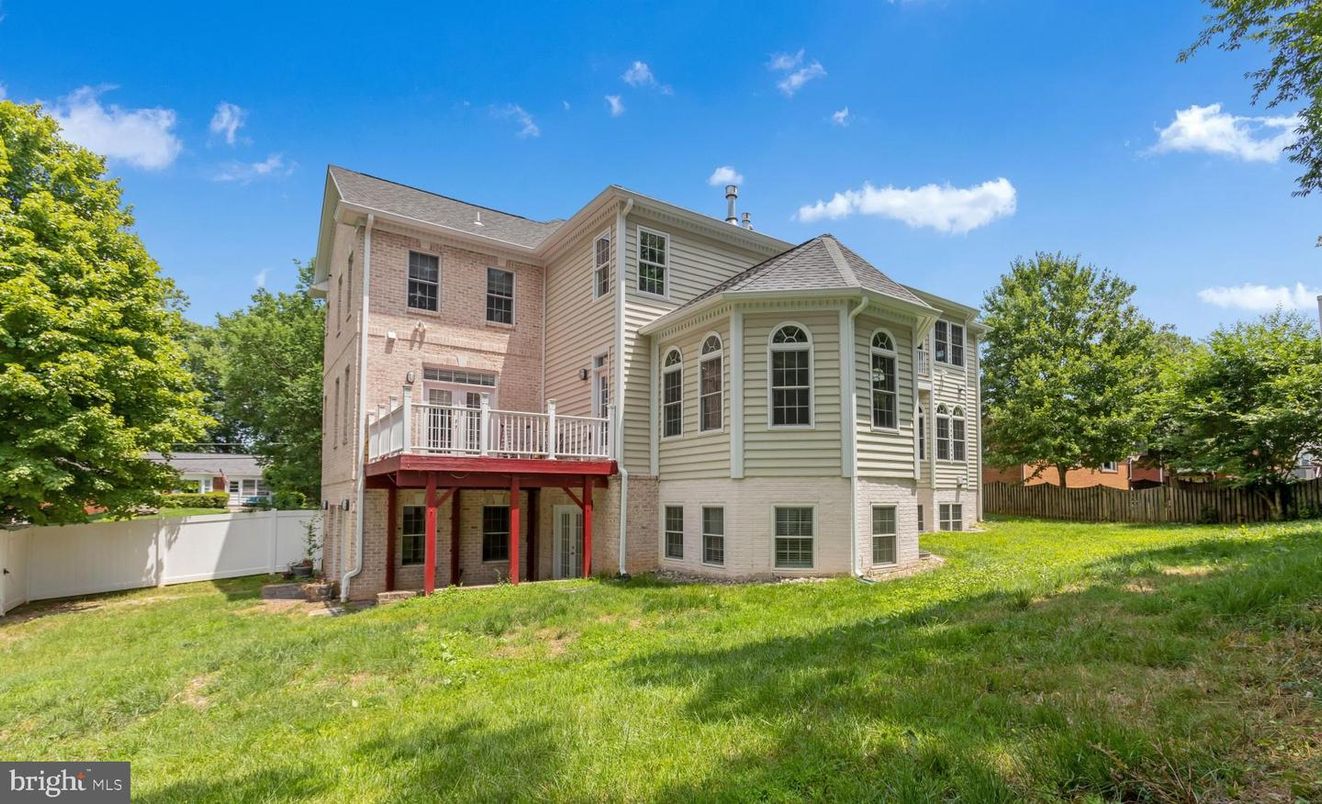 Backyard, Exterior, Facade, Queen Anne Victorian