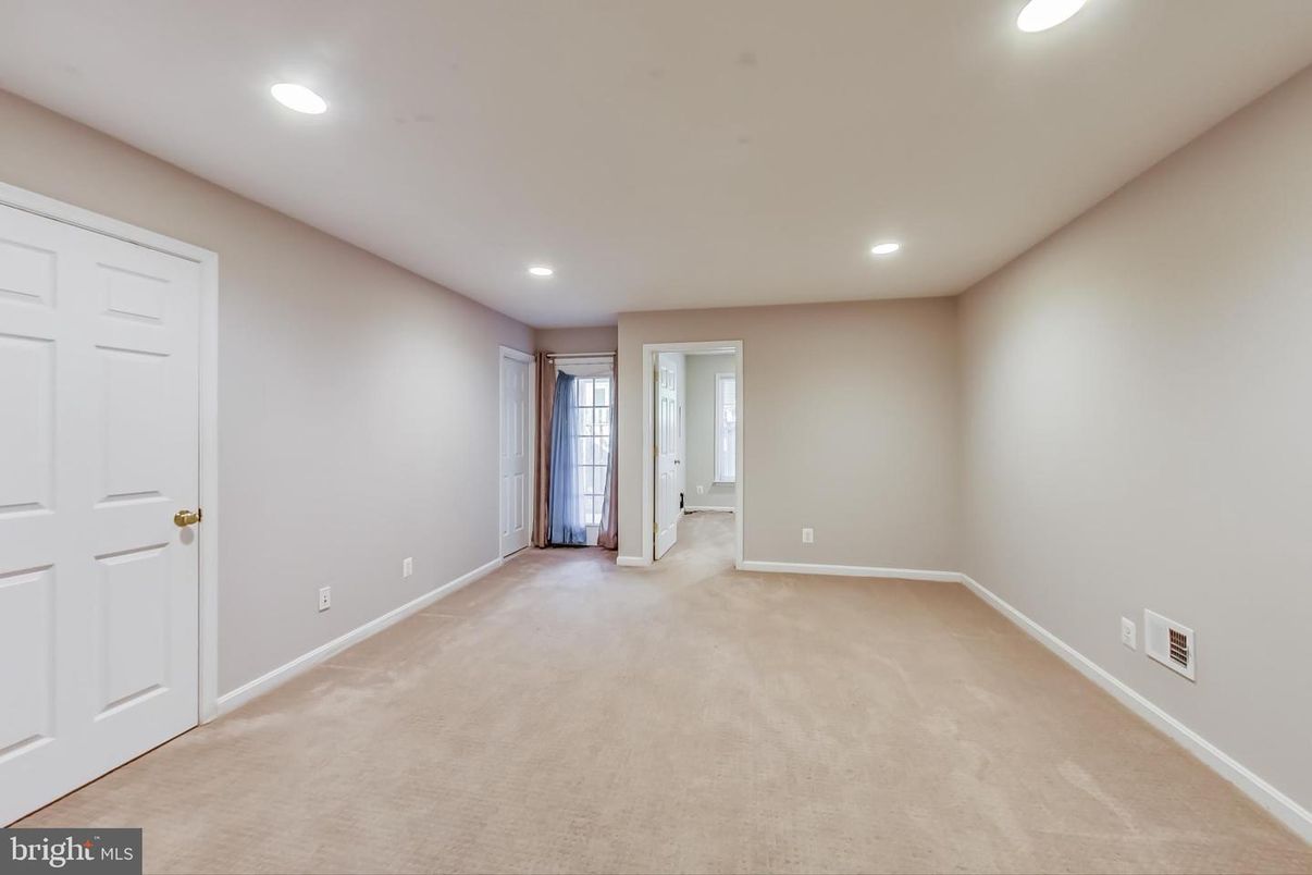 Empty room, Interior, Recessed Lighting