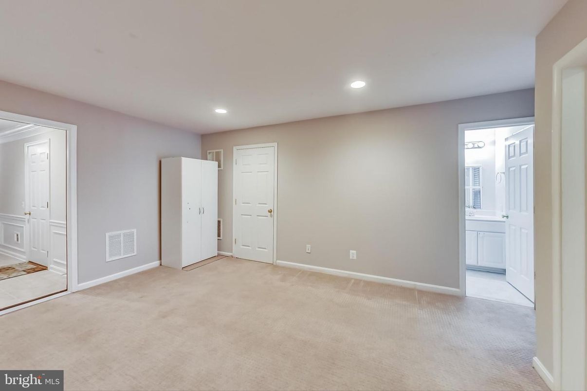 Empty room, Interior, Recessed Lighting