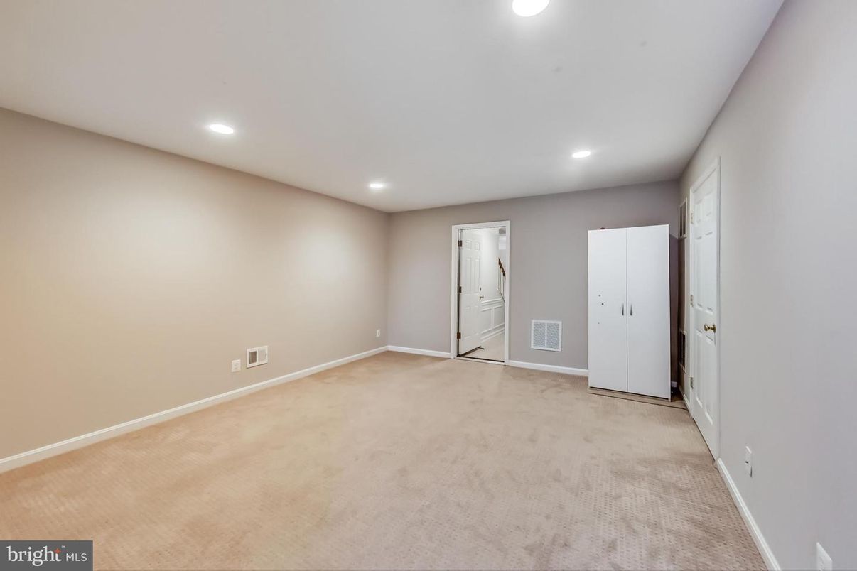 Empty room, Interior, Recessed Lighting