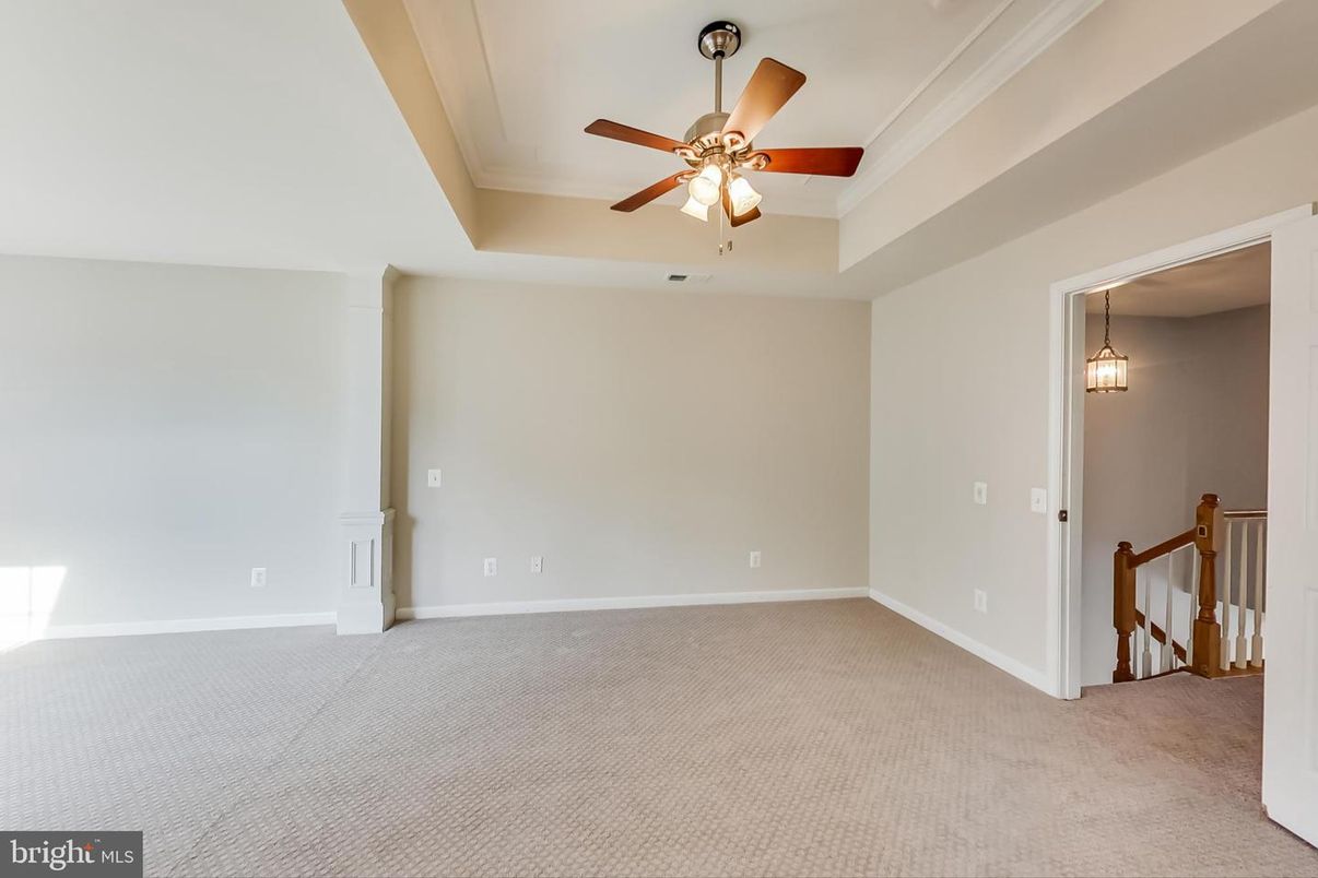 Empty room, Interior, Pendant Lights